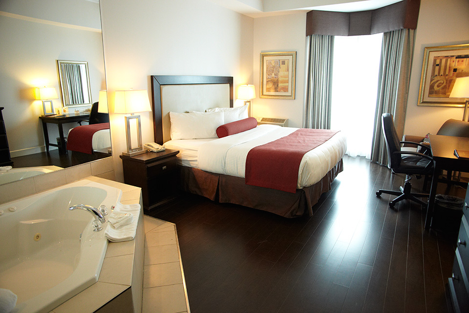 Bedroom with a king bed, a desk and a Jacuzzi