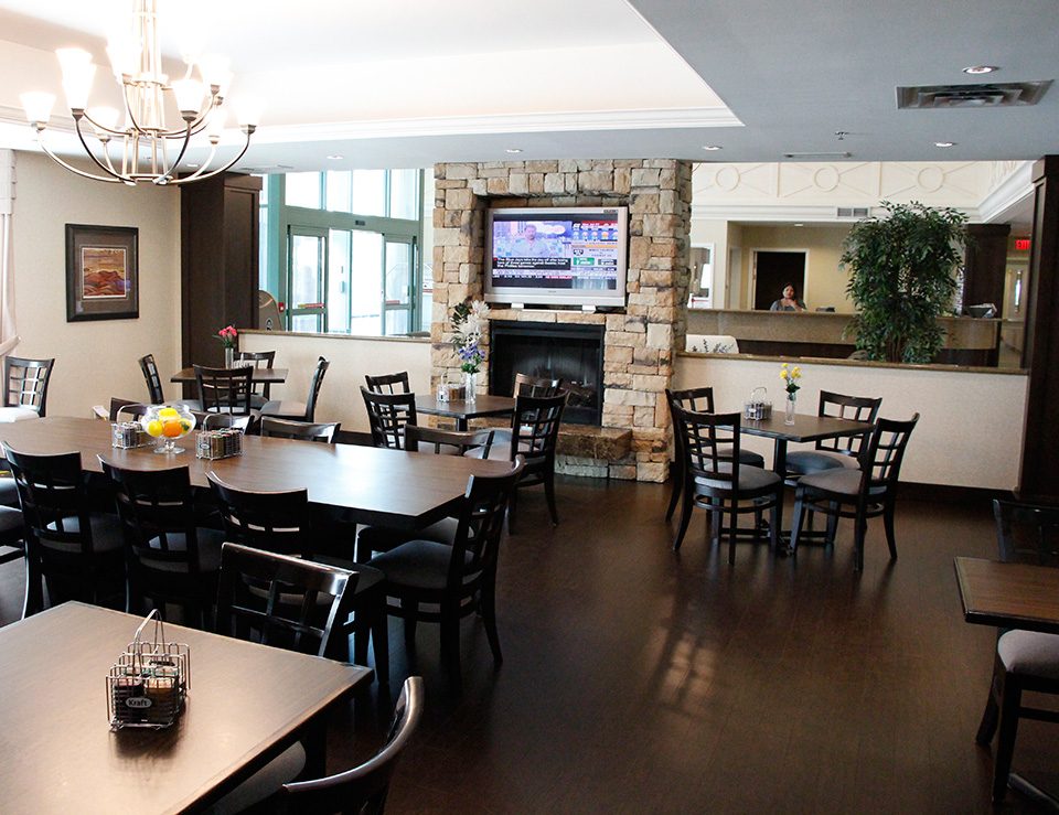 Dining room with television in Admiral Inn Mississauga Hotel