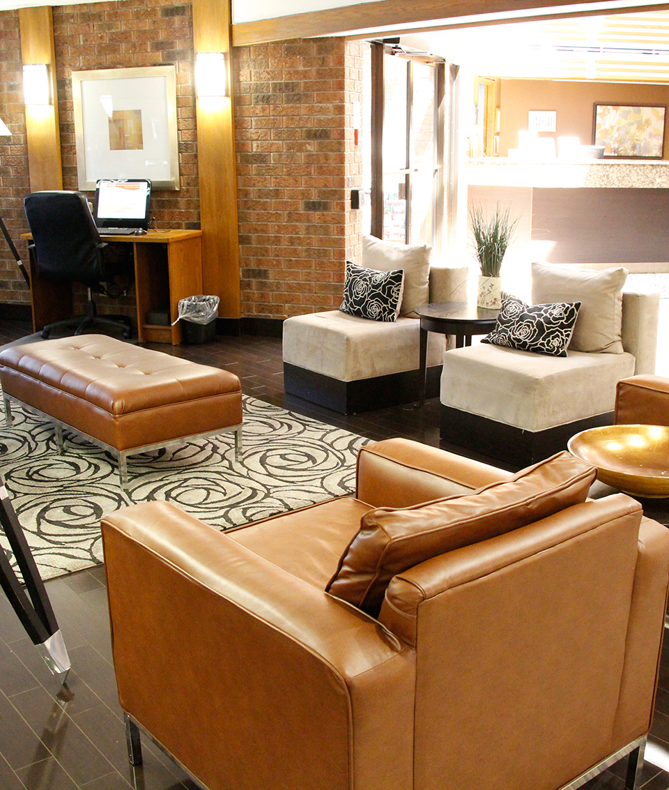 Lounge area with chairs and a computer