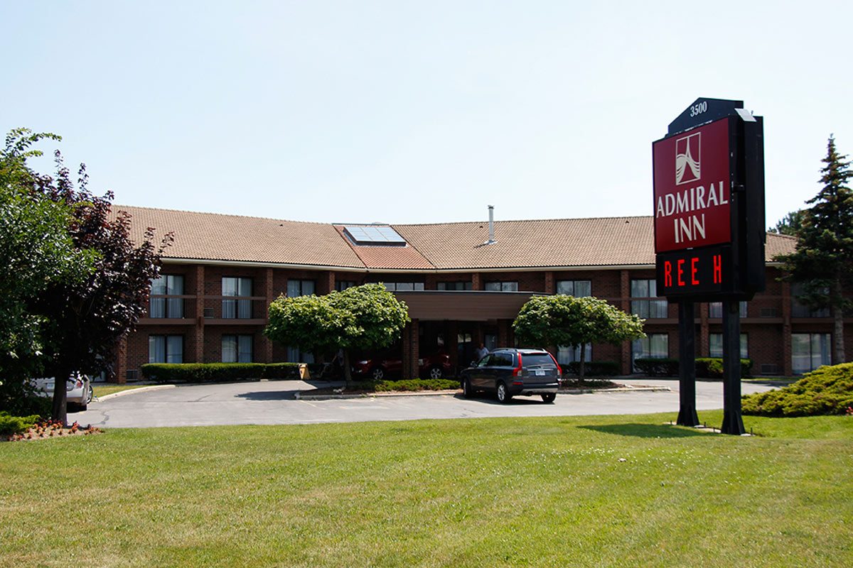 Outside view of the Admiral Inn Mississauga Hotel