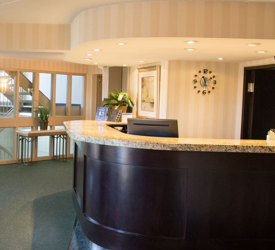 Front desk of the Admiral Inn Hamilton Hotel