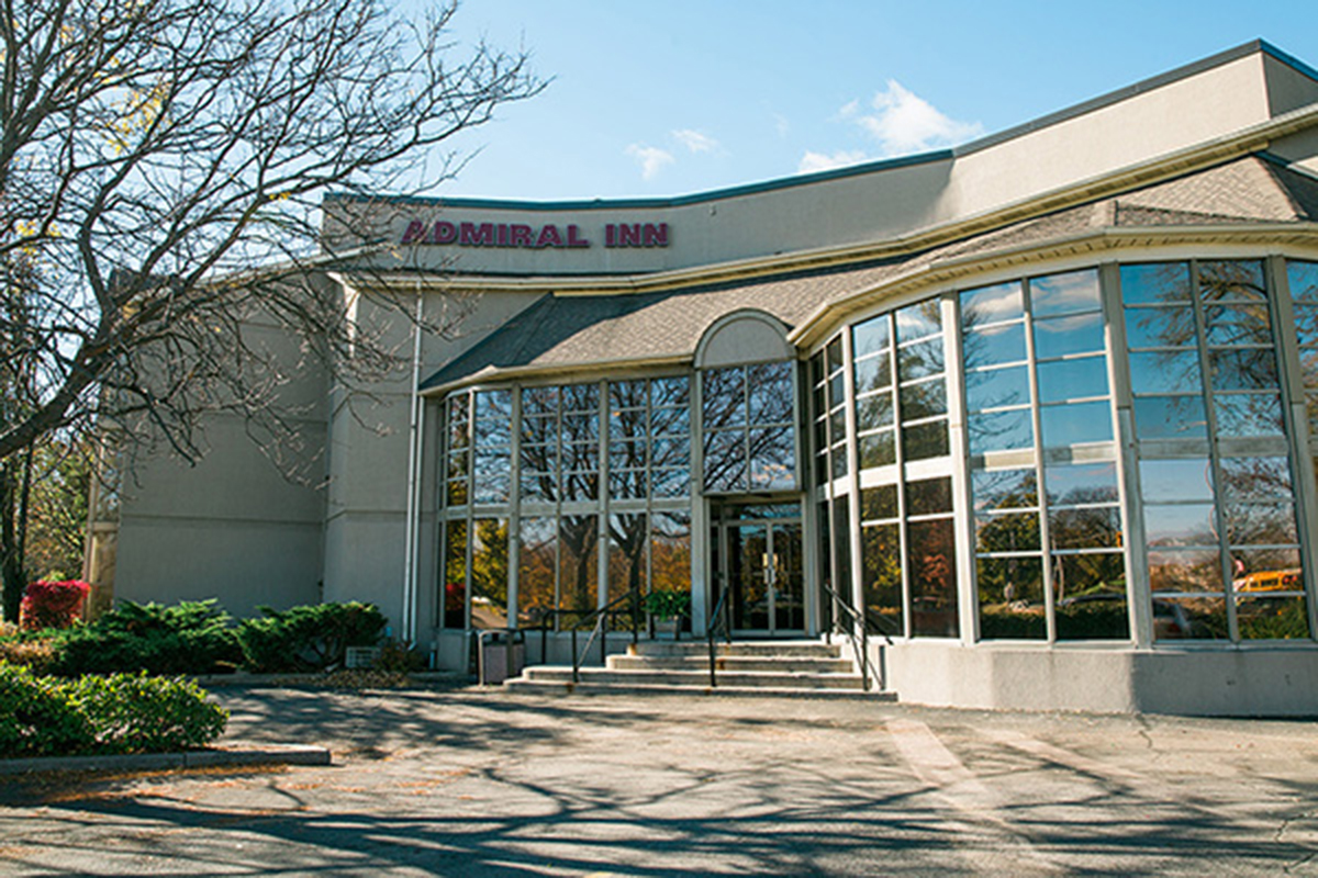 Outside view of the Admiral Inn Hamilton Hotel